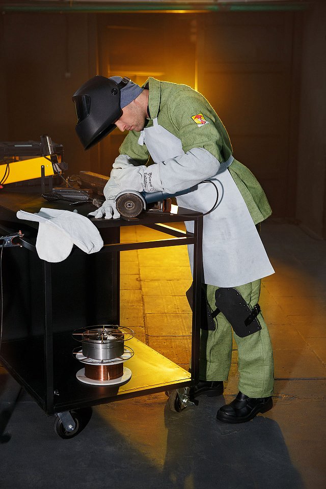 Нарукавники спилковые Минпромторг в ассортименте - upload/resize_cache/iblock/216/xjleeis6ua8to0si1kw8molo8r2wy977/640_1002_1821712164bebe8964a3cb4f91f48bb72/Svarka_23_12_2474266_1280x1920