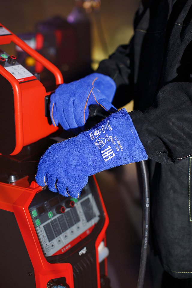 Краги спилковые ЛЮКС синие - upload/resize_cache/iblock/4a1/i2uxt71k13pspalqb3ui6th7wpt9n5jp/640_1002_1821712164bebe8964a3cb4f91f48bb72/Svarka_23_12_241243_1280x1920