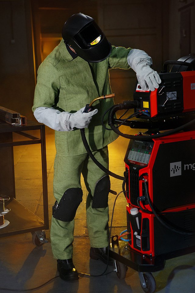 Нарукавники спилковые Минпромторг в ассортименте - upload/resize_cache/iblock/617/0wsnlphiidlqtbjvrirbdy8fxxhjmlbd/640_1002_1821712164bebe8964a3cb4f91f48bb72/Svarka_23_12_2474213_1280x1920