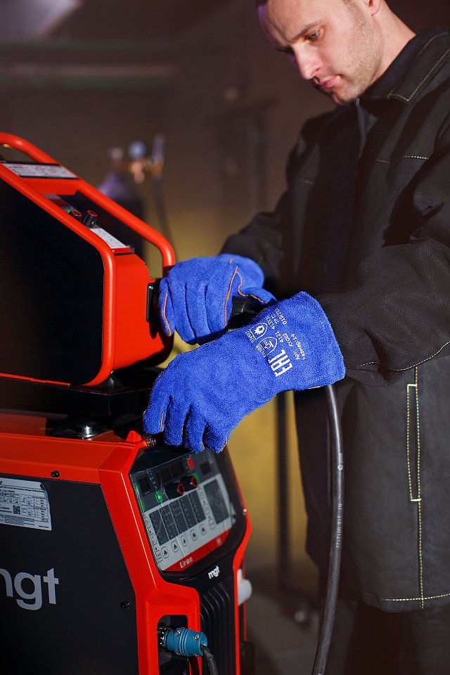 Краги спилковые ЛЮКС синие - upload/resize_cache/iblock/a24/20dokl37r6nxfhnfaltyiqos9mjodkqv/640_1002_1821712164bebe8964a3cb4f91f48bb72/Svarka_23_12_241248_1280x1920