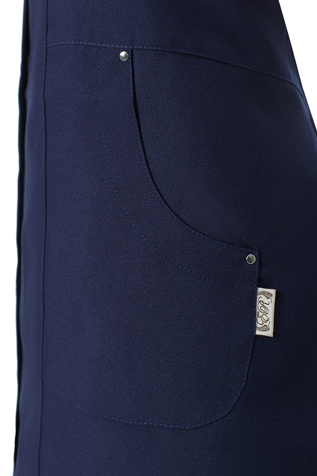 Фартук с воротничком DAKOTA (Дакота) dark blue (темно-синий) - upload/resize_cache/iblock/ea5/640_1002_1821712164bebe8964a3cb4f91f48bb72/fartuk_dakota_blue_093A7010